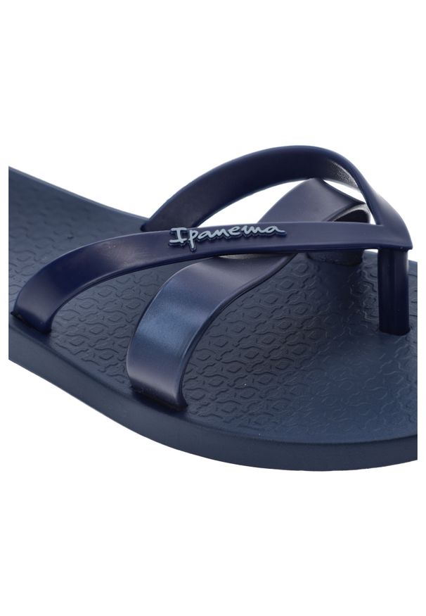 Granatowe Japonki Ipanema Modne Obuwie Damskie. Okazja: na plażę, na spacer, na co dzień. Kolor: niebieski. Materiał: materiał. Wzór: paski. Sezon: lato. Styl: elegancki, casual