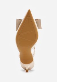 Born2be - Beżowe Eleganckie Szpilki VICES z Ozdobną Kokardą Adrelena. Nosek buta: szpiczasty. Zapięcie: sprzączka. Kolor: beżowy. Wzór: aplikacja. Materiał: skóra, lakier. Sezon: lato. Obcas: na szpilce. Styl: elegancki. Wysokość obcasa: średni #2