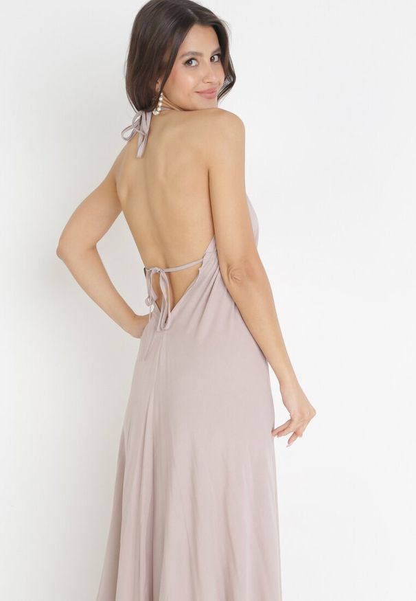 Born2be - Ciemnobeżowa Rozkloszowana Sukienka Maxi z Wiązaniem na Szyi Cathenia. Kolor: beżowy. Długość: maxi