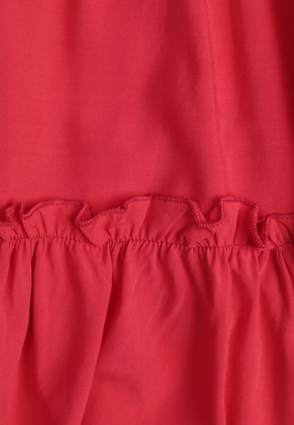 Renee - Czerwona Taliowana Sukienka Mini Ozdobiona Falbankami Salleni. Okazja: na co dzień. Typ kołnierza: kołnierz z falbankami. Kolor: czerwony. Materiał: wiskoza. Wzór: aplikacja. Styl: casual. Długość: mini