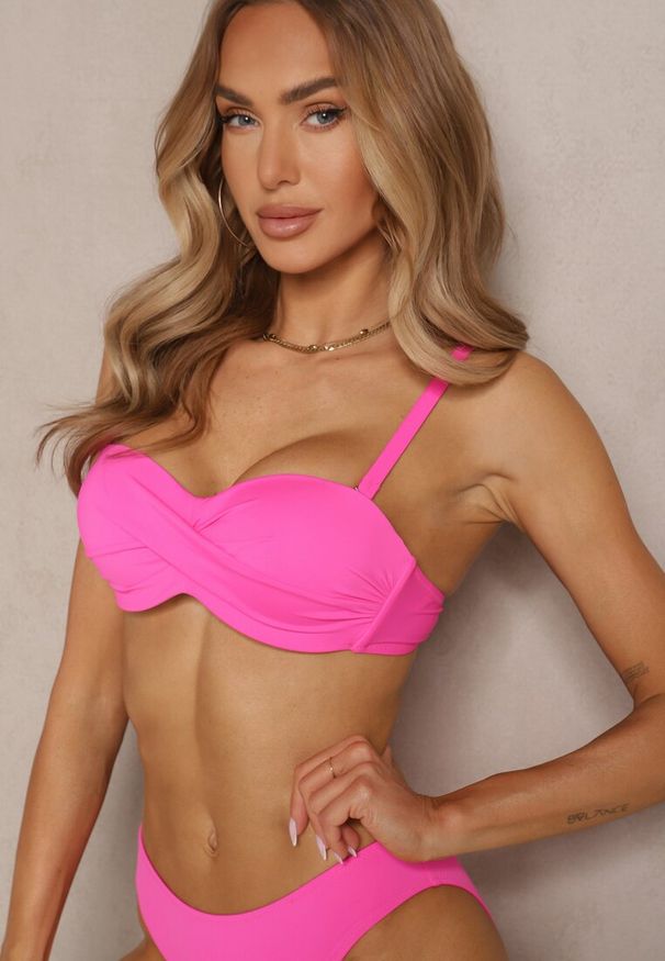 Renee - Różowe Bikini 2 Pary Majtek Typu Figi i Biustonosz Wiązany na Plecach Galanoria. Kolor: różowy. Wzór: aplikacja