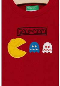 United Colors of Benetton bluza bawełniana dziecięca x Pac-Man kolor czerwony z aplikacją. Okazja: na co dzień. Kolor: czerwony. Materiał: bawełna. Długość: długie. Wzór: aplikacja. Styl: casual