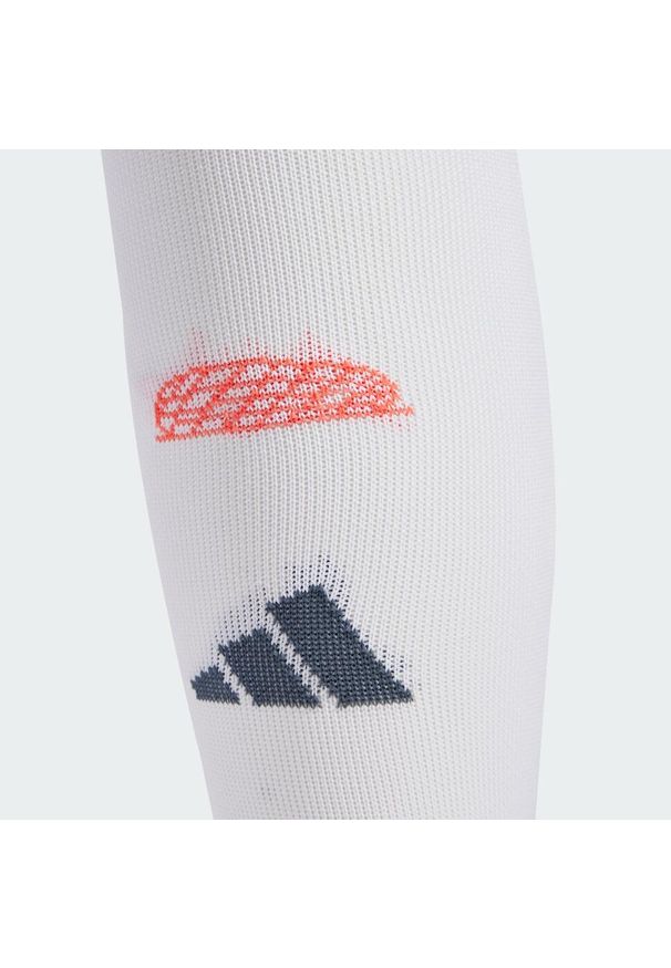 Adidas - Getry FC Bayern 25/26 Away. Kolor: biały. Sport: piłka nożna