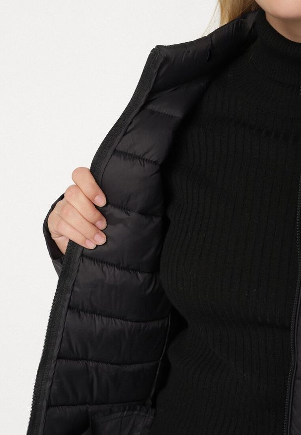 Born2be - Czarna Pikowana Kurtka o Prostym Kroju z Niską Stójką Zeniva. Okazja: na spacer, na co dzień. Typ kołnierza: kołnierzyk stójkowy. Kolekcja: plus size. Kolor: czarny. Materiał: dzianina, jeans. Styl: casual