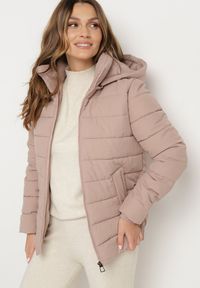 Born2be - Ciemnoróżowa Pikowana Kurtka ze Ściągaczem w Pasie i Odpinanym Kapturem Valentissa. Okazja: na co dzień. Kolor: różowy. Materiał: jeans, tkanina. Sezon: zima. Styl: klasyczny, casual #6