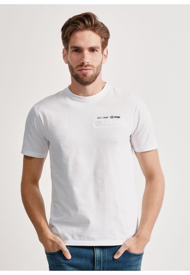 Ochnik - Biały basic T-shirt męski z logo marki OCHNIK. Kolor: biały. Materiał: bawełna