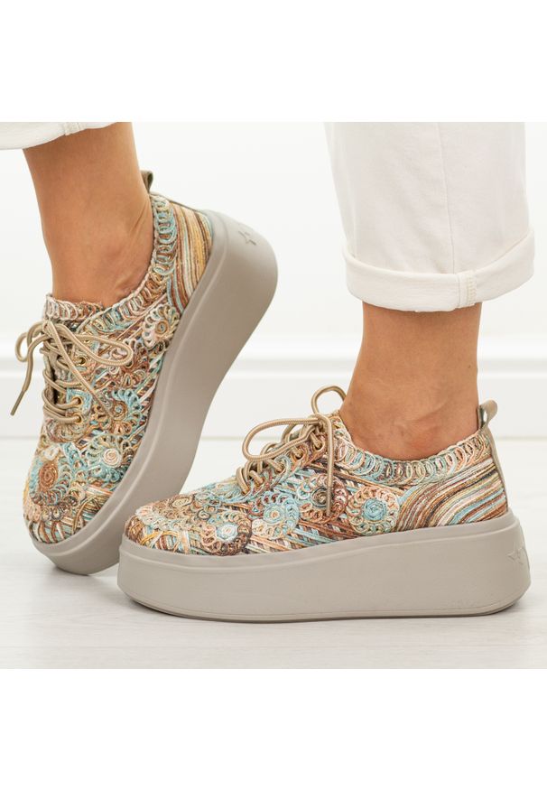 Pomarańczowe sneakersy damskie Filippo Dp7799/26. Okazja: na co dzień. Zapięcie: sznurówki. Kolor: pomarańczowy. Materiał: tkanina. Wzór: kolorowy. Sezon: wiosna, lato. Obcas: na platformie