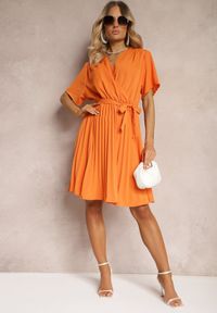Renee - Pomarańczowa Sukienka z Gumką w Pasie i Kopertowym Dekoltem Azrah. Kolor: pomarańczowy. Typ sukienki: kopertowe. Długość: mini #2