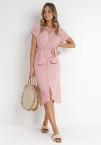 Born2be - Ciemnoróżowa Sukienka Vipny. Okazja: na co dzień. Kolor: różowy. Materiał: tkanina, materiał. Długość rękawa: krótki rękaw. Wzór: aplikacja, gładki, jednolity. Typ sukienki: koszulowe. Styl: casual, klasyczny. Długość: midi #1