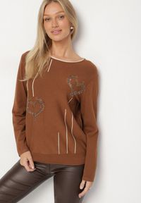 Born2be - Brązowy Sweter Ozdobiony Sercami z Cyrkonii Unaressa. Okazja: na co dzień. Kolor: brązowy. Materiał: jeans. Wzór: aplikacja. Styl: elegancki, casual #6