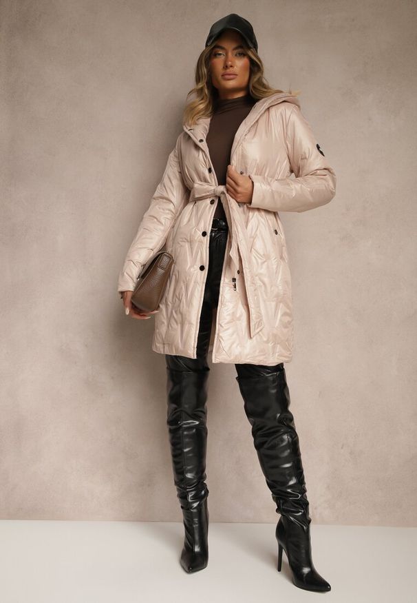 Renee - Złoto-Różowa Pikowana Kurtka z Kapturem i Wiązanym Paskiem Elladie. Okazja: na co dzień. Typ kołnierza: kaptur. Kolor: złoty. Materiał: dzianina, jeans. Styl: casual