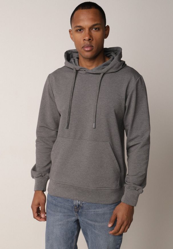 Born2be - Ciemnoszara Bluza z Kapturem i Kieszenią Typu Kangur Aqialei. Okazja: na co dzień. Typ kołnierza: kaptur. Kolor: szary. Materiał: jeans, dresówka. Wzór: gładki. Styl: casual