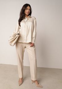 Born2be - Jasnobeżowa Elegancka Koszula Satynowa z Ozdobnymi Guzikami Yasura. Okazja: do pracy, na co dzień. Kolor: beżowy. Materiał: satyna. Styl: elegancki #2