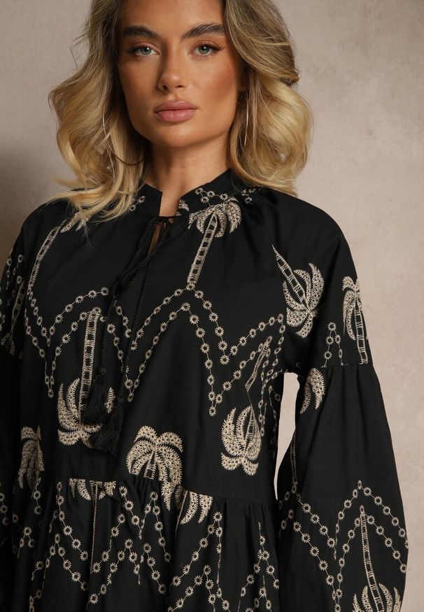 Renee - Czarna Bawełniana Sukienka Ozdobiona Palmowym Haftem Sarlio. Okazja: na co dzień. Kolor: czarny. Materiał: bawełna. Wzór: haft, aplikacja. Styl: casual, elegancki