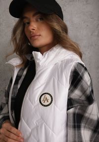 Renee - Biała Długa Pikowana Kamizelka z Kapturem i Ozdobną Naszywką Mentape. Typ kołnierza: kaptur. Kolor: biały. Długość: długie. Wzór: aplikacja. Styl: sportowy #2