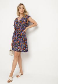 Born2be - Granatowa Rozkloszowana Kwiatowa Sukienka z Bawełny Ozdobiona Falbankami Neliova. Okazja: na co dzień. Typ kołnierza: kołnierz z falbankami. Kolor: niebieski. Materiał: bawełna. Długość rękawa: krótki rękaw. Wzór: kwiaty, aplikacja. Sezon: wiosna, lato. Styl: elegancki, casual #2
