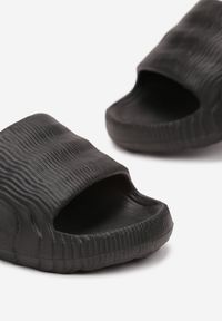 Born2be - Czarne Piankowe Klapki na Grubej Podeszwie Aplia. Okazja: na co dzień. Kolor: czarny. Styl: wakacyjny, casual #8