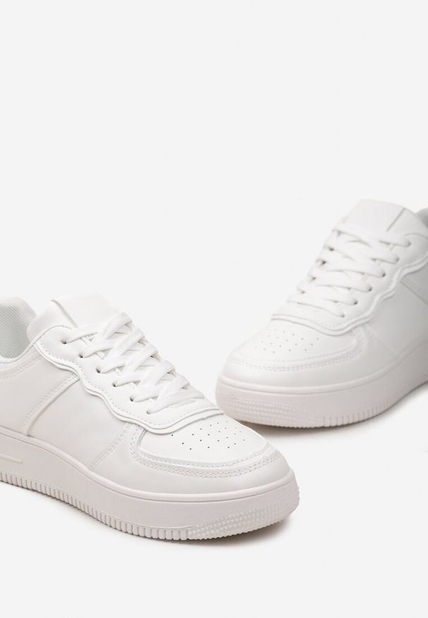 Renee - Białe Sznurowane Sneakersy z Ekoskóry na Grubej Podeszwie z Drobną Perforacją Loeda. Okazja: na co dzień. Kolor: biały
