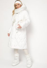 Born2be - Biała Długa Kurtka Płaszcz z Kapturem i Wiązaniem w Pasie Gasaetta. Typ kołnierza: kaptur. Kolor: biały. Materiał: materiał. Długość: długie. Sezon: zima #3
