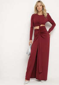 Born2be - Bordowa Sukienka Koktajlowa Ozdobiona Wycięciem Marszczeniem w Talii i Rozcięciem na Nogę Ilizia. Okazja: na imprezę. Kolor: czerwony. Wzór: aplikacja. Typ sukienki: proste. Styl: wizytowy #5