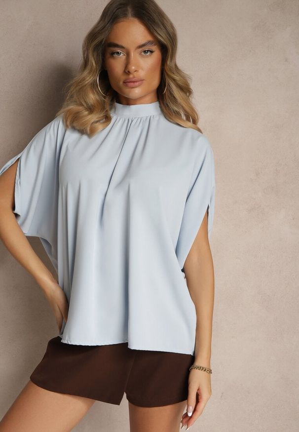 Renee - Jasnoniebieska Bluzka o Kroju Nietoperza z Wiązaniem Rinwenna. Okazja: na spotkanie biznesowe. Kolor: niebieski. Styl: biznesowy, klasyczny