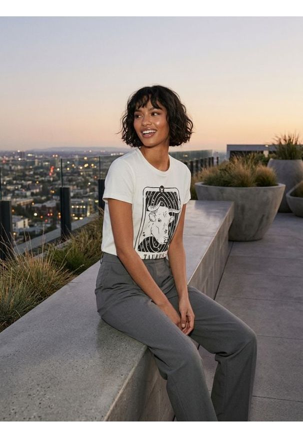 Sinsay - Bawełniana koszulka z nadrukiem - biały. Kolor: biały. Materiał: bawełna. Wzór: nadruk