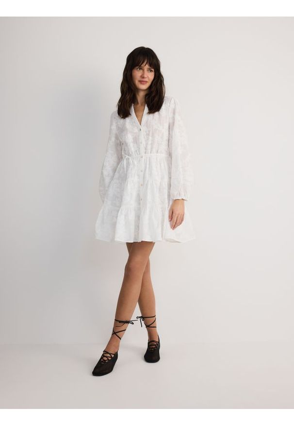 Reserved - Bawełniana sukienka mini - biały. Kolor: biały. Materiał: bawełna. Długość rękawa: długi rękaw. Wzór: haft. Długość: mini