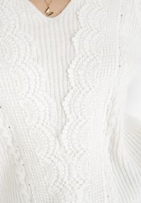 Born2be - Biały Sweter Rhodaris. Kolor: biały. Materiał: dzianina, prążkowany, koronka. Długość rękawa: długi rękaw. Długość: długie. Wzór: aplikacja, koronka. Sezon: jesień, zima. Styl: klasyczny #5