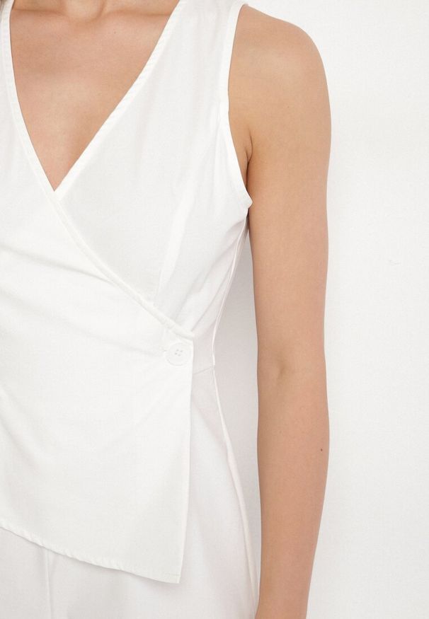 Born2be - Biały Kombinezon Taliowany Elegancki Asymetryczny z Dekoltem V Nevosse. Kolor: biały. Długość: długie. Styl: elegancki