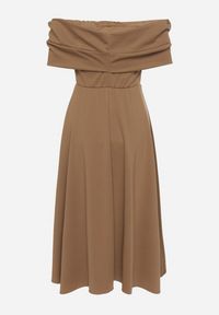 Born2be - Brązowa Rozkloszowana Sukienka z Odsłoniętymi Ramionami i Drapowaniem Odilene. Okazja: na imprezę. Kolor: brązowy. Sezon: lato. Typ sukienki: z odkrytymi ramionami. Styl: elegancki #7