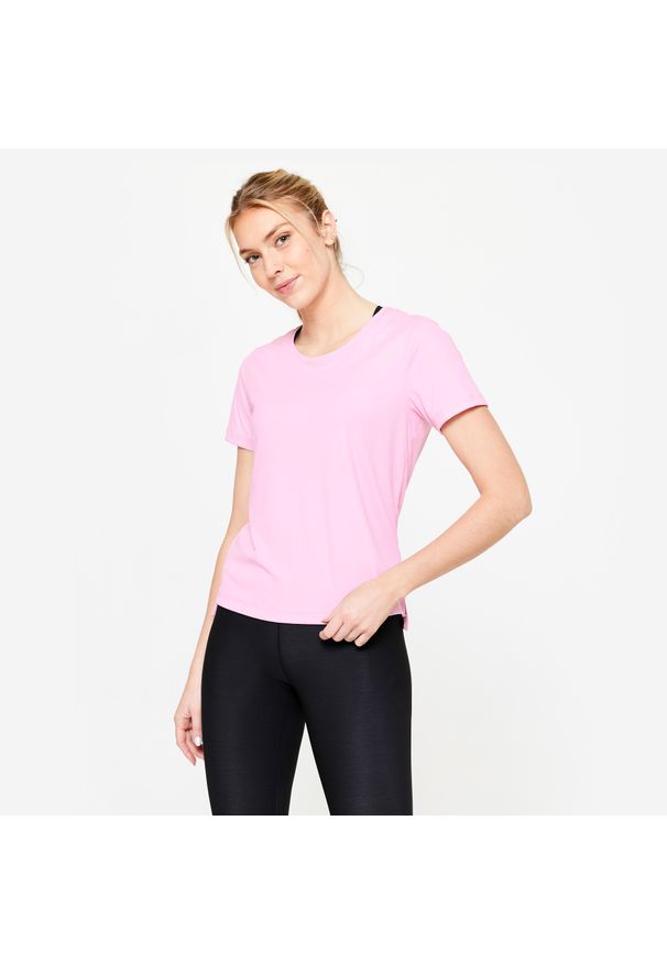 DOMYOS - Koszulka fitness damska Domyos krótki rękaw. Kolor: różowy. Materiał: materiał, elastan, poliester. Długość rękawa: krótki rękaw. Długość: krótkie. Sport: fitness