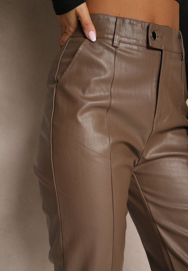 Renee - Brązowe Spodnie o Kroju Slim High Waist z Imitacji Skóry Iritharia. Okazja: na co dzień. Stan: podwyższony. Kolor: brązowy. Materiał: skóra. Styl: casual, elegancki
