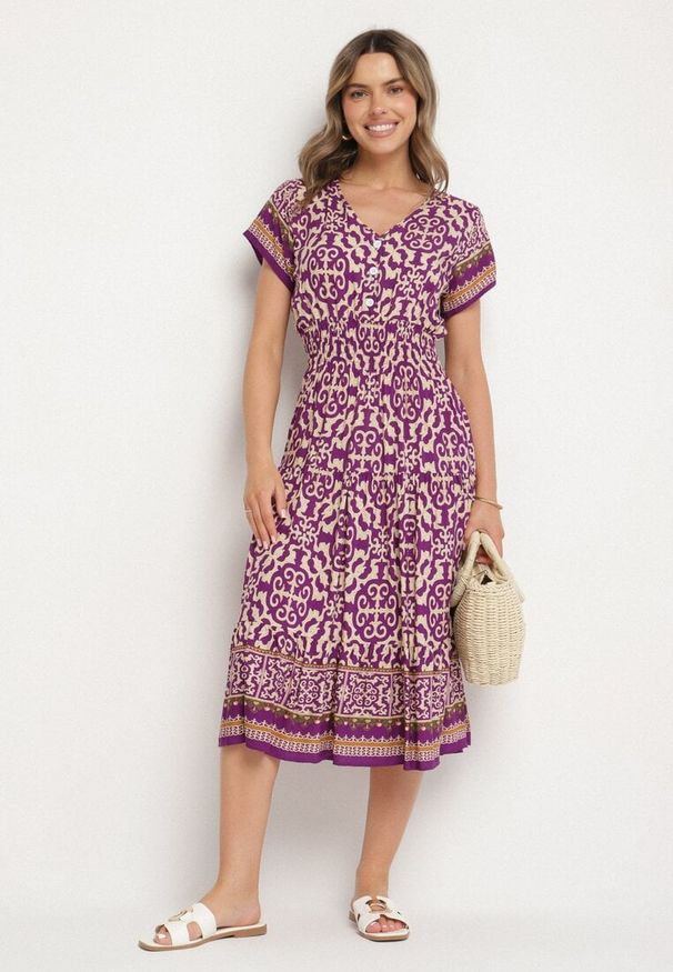 Born2be - Ciemnofioletowa Bawełniana Sukienka z Gumką w Talii i Guzikami Natiflione. Okazja: na co dzień. Typ kołnierza: dekolt w kształcie V. Kolor: fioletowy. Materiał: bawełna. Typ sukienki: rozkloszowane, oversize. Styl: klasyczny, casual, elegancki