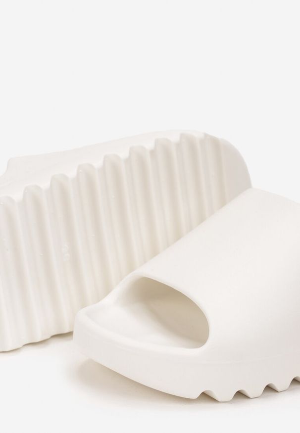 Born2be - Białe Piankowe Klapki na Podeszwie z Wycięciami Ferietta. Kolor: biały. Obcas: na platformie. Styl: sportowy, wakacyjny