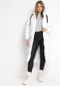 Born2be - Biała Długa Kurtka Pikowana Płaszcz na Zamek z Kapturem Lesea. Okazja: na co dzień. Typ kołnierza: kaptur. Kolor: biały. Materiał: dzianina, jeans. Długość: długie. Styl: casual, elegancki #2