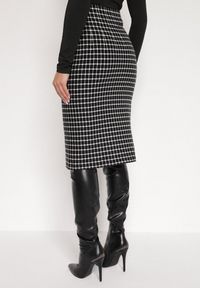 Born2be - Czarno-Biała Ołówkowa Tweedowa Spódnica w Kraciasty Wzór z Guzikami Anitusa. Okazja: na co dzień. Kolor: czarny. Materiał: jeans. Styl: klasyczny, casual, elegancki #7