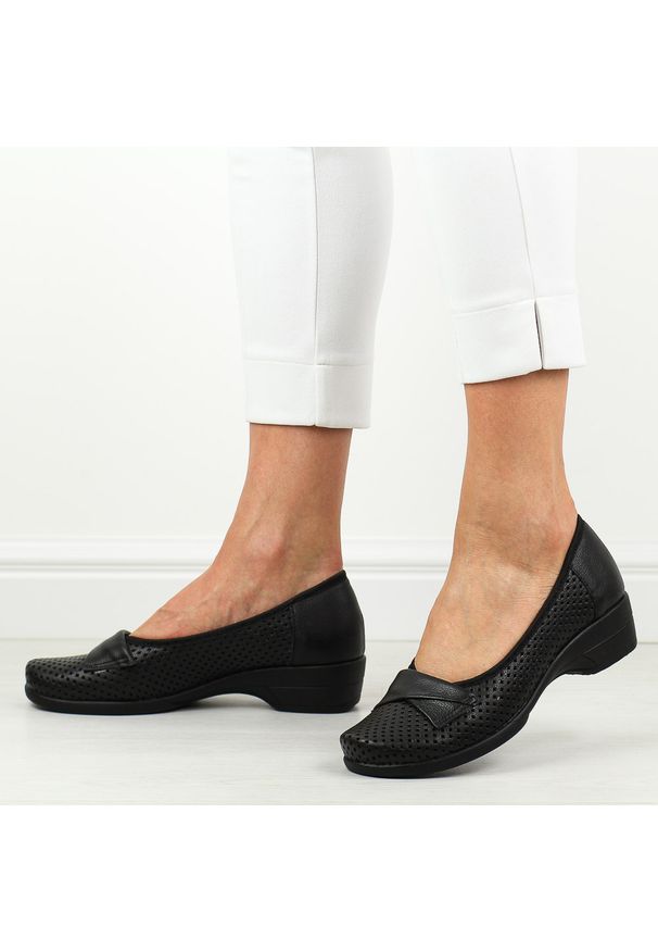Czarne skórzane ażurowe Polskie półbuty damskie Gregors 697. Kolor: czarny. Materiał: skóra. Szerokość cholewki: normalna. Wzór: ażurowy. Sezon: wiosna, lato. Obcas: na koturnie. Styl: elegancki, klasyczny
