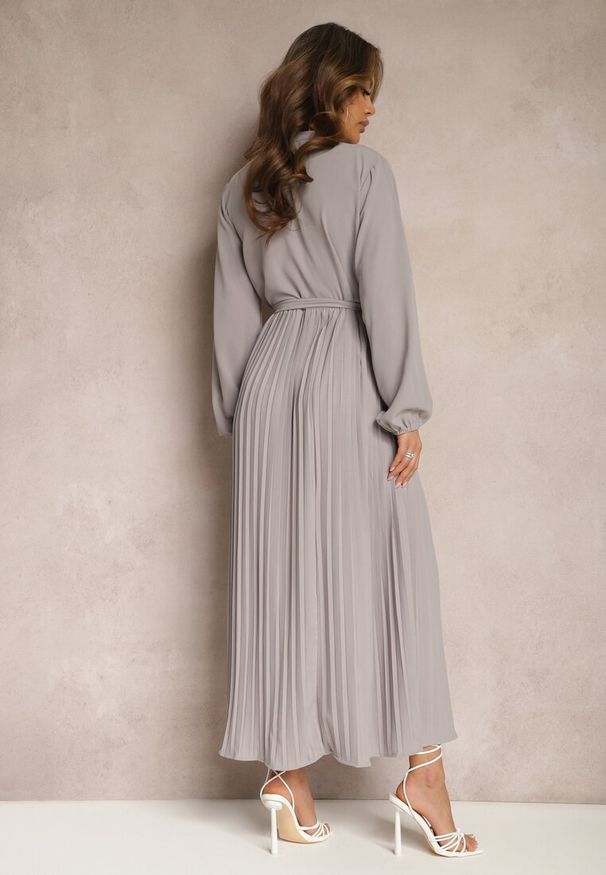 Renee - Ciemnoszara Rozkloszowana Sukienka Maxi Plisowana Wiązana w Pasie Terilla. Kolor: szary. Materiał: materiał. Typ sukienki: koszulowe. Długość: maxi