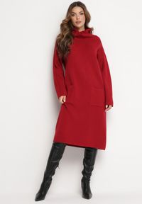 Born2be - Czerwona Pudełkowa Sukienka Midi z Golfem i Kieszeniami Bikara. Typ kołnierza: golf. Kolor: czerwony. Materiał: dzianina. Długość: midi #3