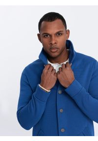 Ombre Clothing - Bluza męska casual ze stójką zapinana na guziki - niebieska V1 - Rozmiar: L. Okazja: na co dzień. Typ kołnierza: kołnierzyk stójkowy. Kolor: niebieski. Materiał: bawełna, poliester. Styl: casual #1