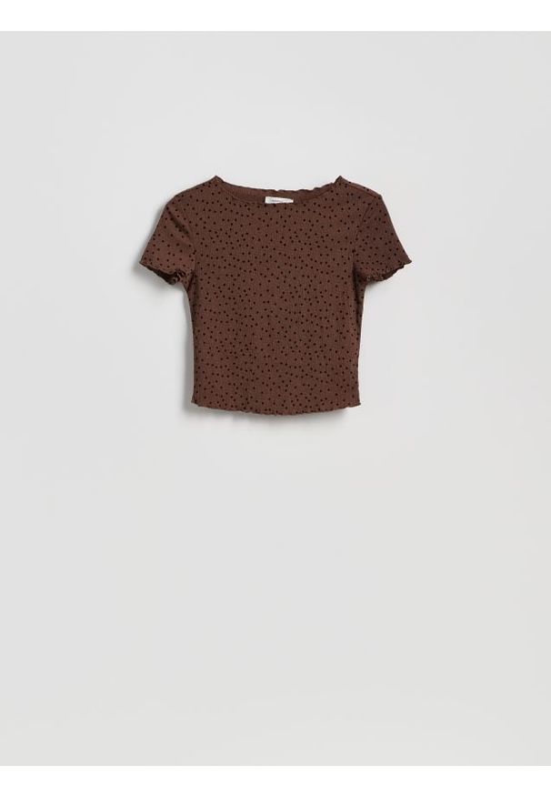 Reserved - Krótki t-shirt w groszki - ciemnobrązowy. Kolor: brązowy. Materiał: dzianina. Długość: krótkie. Wzór: grochy