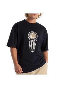 Koszulka New Balance MT44585BK – czarna. Kolor: czarny. Materiał: bawełna, dresówka. Wzór: aplikacja, napisy #1