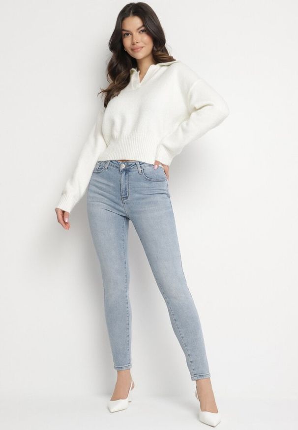 Born2be - Jasnoniebieskie Dopasowane Bawełniane Jeansy z Efektem Push-Up Arisane. Okazja: na co dzień. Kolor: niebieski. Długość: długie. Styl: elegancki, casual