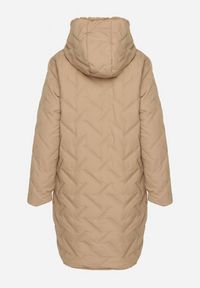 Born2be - Ciemnobeżowa Długa Kurtka Dwustronna z Pikowanymi Przeszyciami i Kapturem Olidia. Okazja: na co dzień, na spacer. Kolor: beżowy. Materiał: jeans, dzianina, futro, poliester. Długość: długie. Styl: casual, elegancki