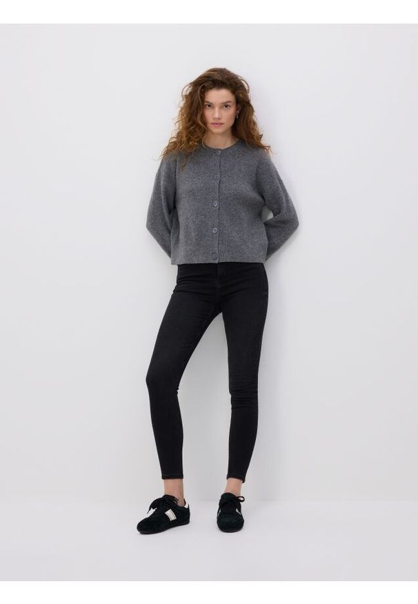 Reserved - Jeansy slim fit z przetarciami - czarny. Kolor: czarny. Materiał: jeans