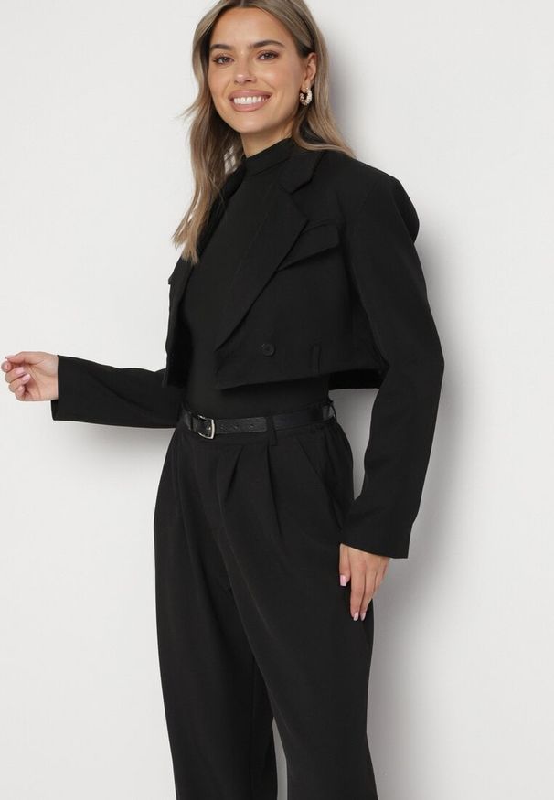 Born2be - Czarny Komplet Garniturowy z Krótką Marynarką i Spodniami z Paskiem Verithia. Kolor: czarny. Materiał: bawełna, jedwab