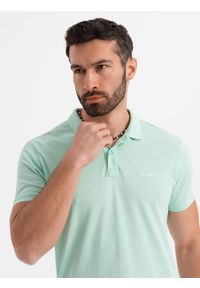 Ombre Clothing - Koszulka polo z bawełnianej dzianiny pique – miętowa V1 - Rozmiar: L. Okazja: na co dzień. Typ kołnierza: polo. Kolor: miętowy. Materiał: bawełna, dzianina. Długość rękawa: krótki rękaw. Długość: krótkie. Wzór: haft. Styl: casual, elegancki #4