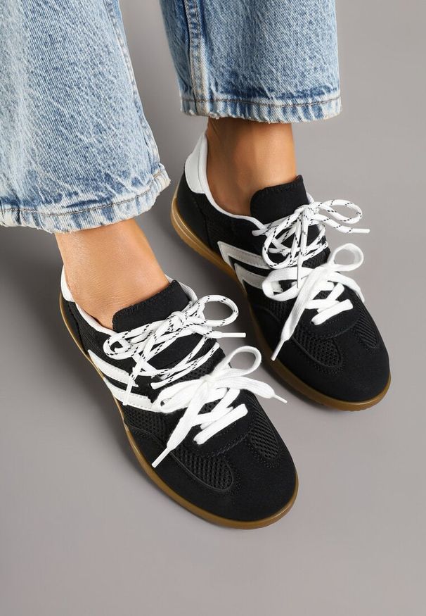 Renee - Czarne Sneakersy w Stylu Tenisówek Ozdobione Geometrycznym Wzorem Teloriella. Okazja: na co dzień. Zapięcie: sznurówki. Kolor: czarny. Materiał: jeans. Wzór: aplikacja, geometria
