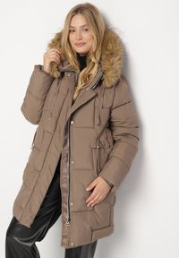 Born2be - Brązowa Pikowana Kurtka z Kapturem z Futerkiem Ruvite. Typ kołnierza: kaptur. Kolekcja: plus size. Kolor: brązowy. Materiał: futro #7