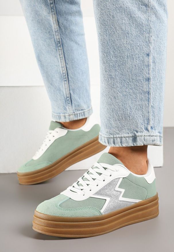Renee - Jasnozielone Sneakersy w Stylu Tenisówek Ozdobione Geometrycznym Wzorem Tolivanna. Okazja: na co dzień. Zapięcie: sznurówki. Kolor: zielony. Materiał: jeans. Wzór: aplikacja, geometria